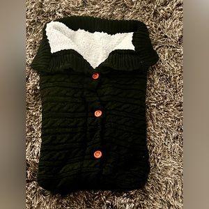 Cozy 3-6 month baby swaddle black exterior white Sherpa interior